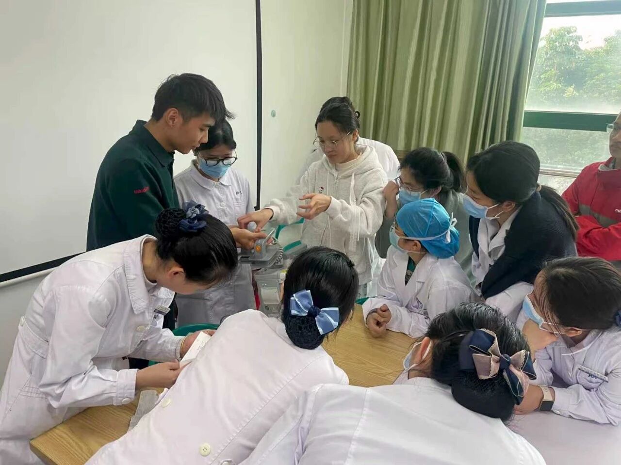 聚焦实操 以训强能&mdash;&mdash;我院开展除颤仪使用技能专项培训